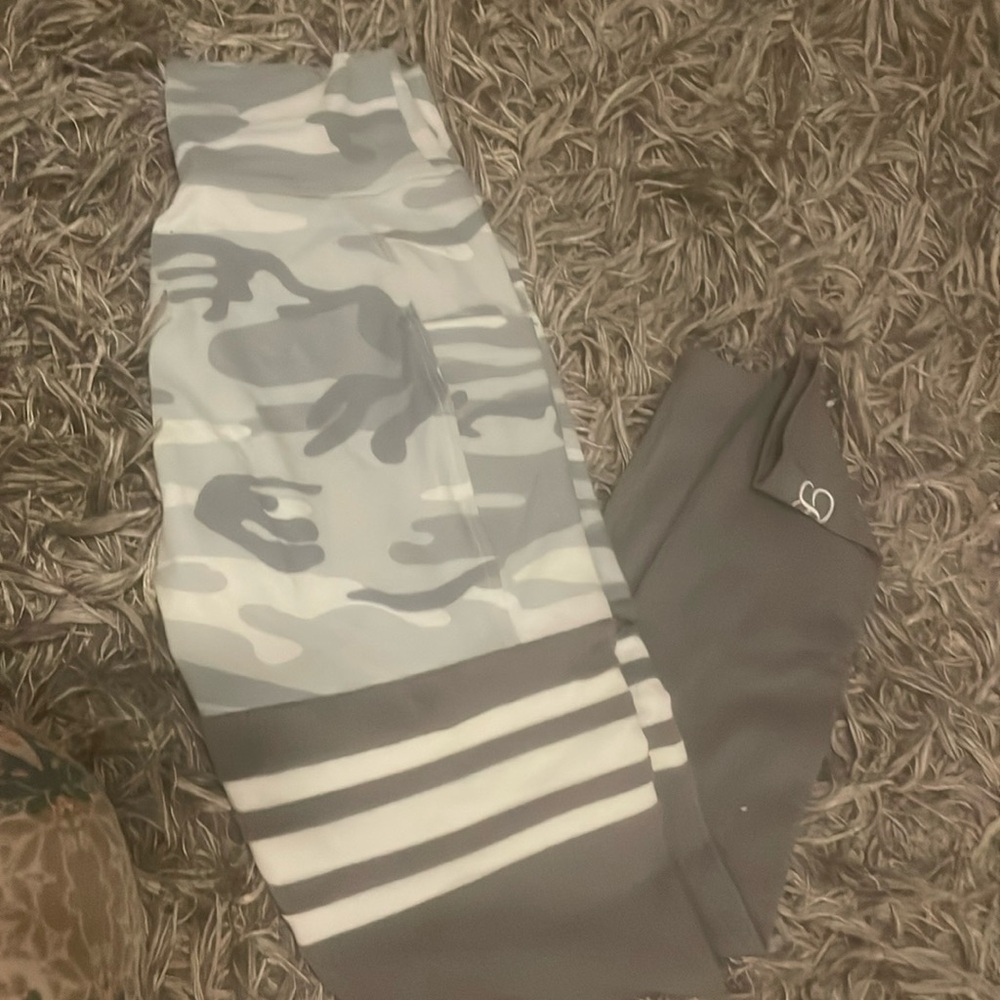 NWT Bombshell Sportswear Camo Print Leggings